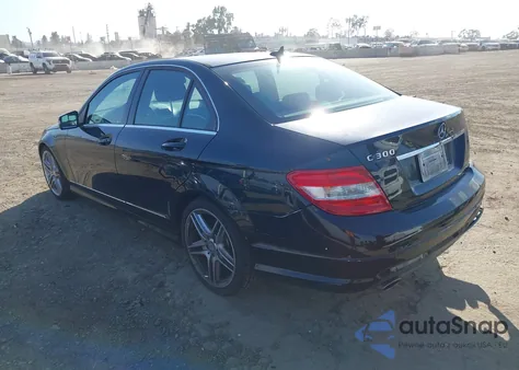 2011 Mercedes-Benz C 300 Luxury z USA, uszkodzony, nr VIN WDDGF5EB5BA522825